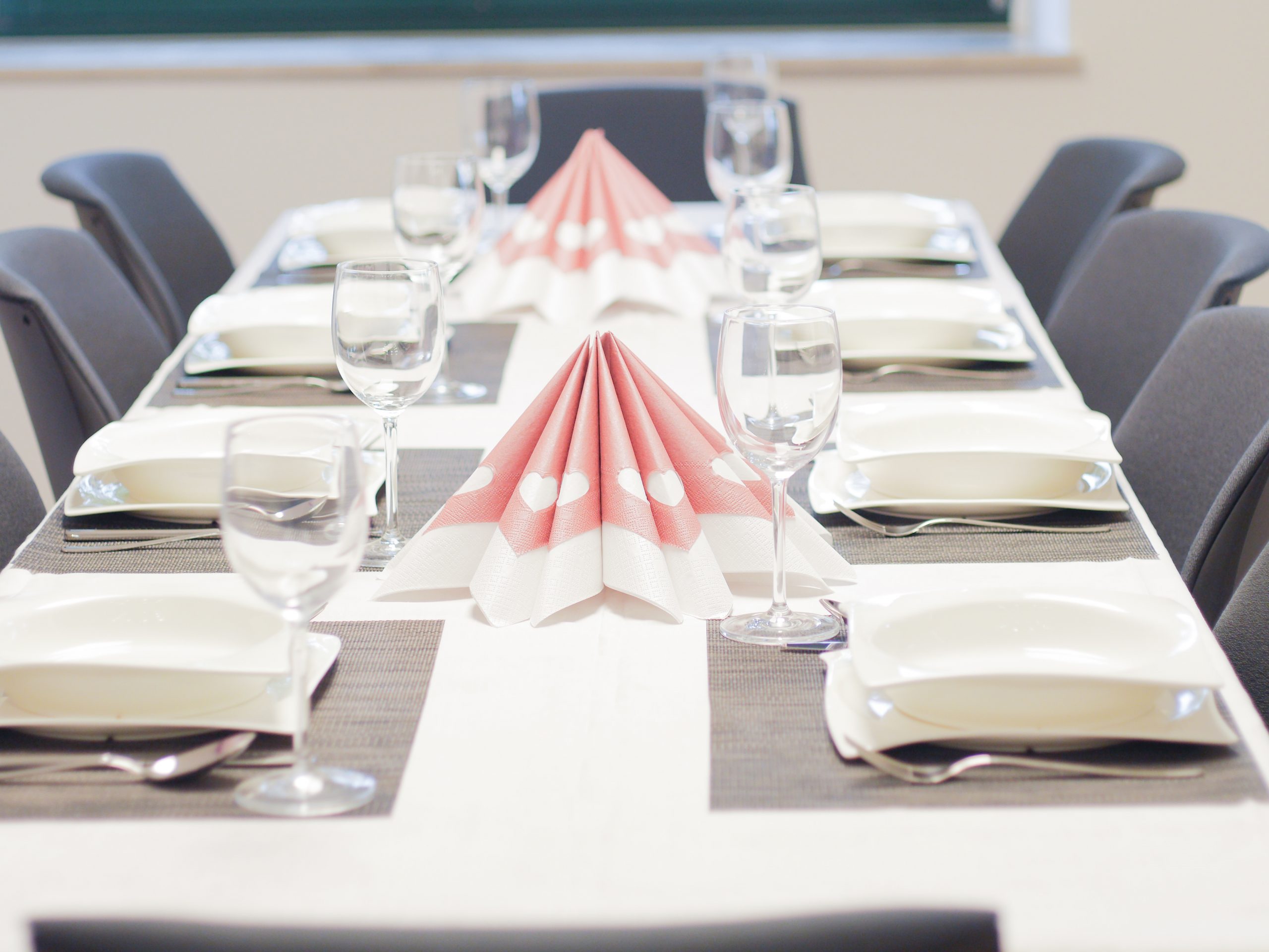 Ein schön gedeckter Tisch lädt zum gemeinsamen essen ein.