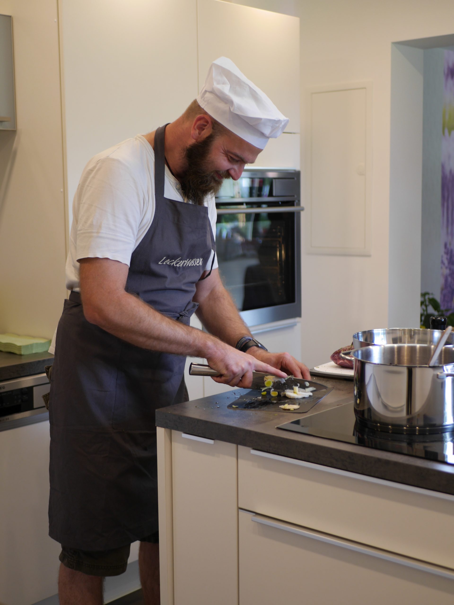 Zwiebeln schneiden für den Braten