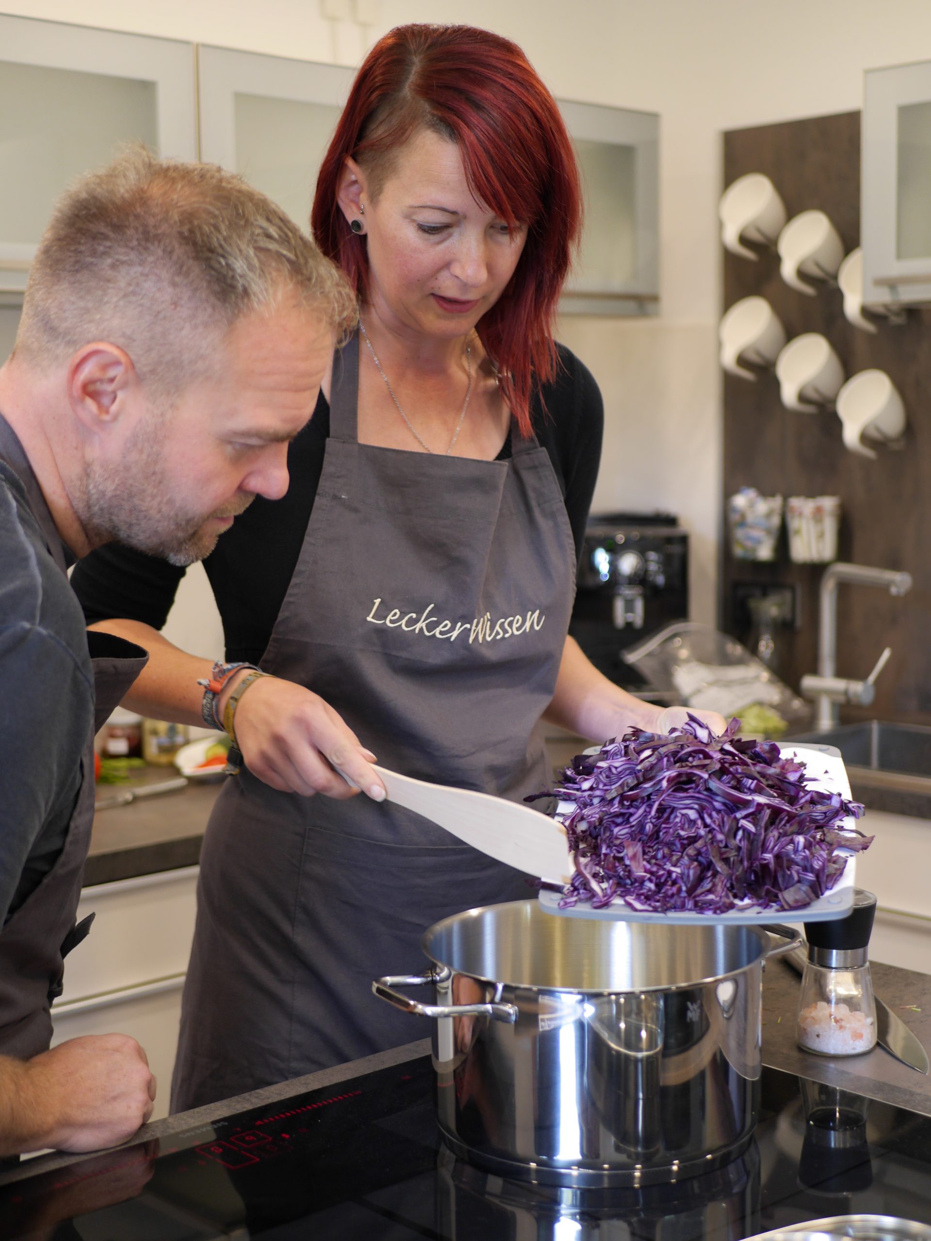 Jetzt wird gekocht!Die ersten Lebensmittel wandern in die Töpfe!
