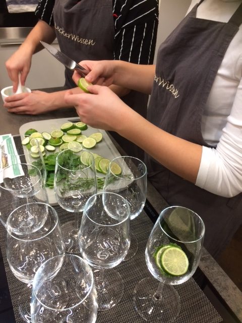 Kindergeburtstag mit der Herstellung alkoholfreier Cocktails